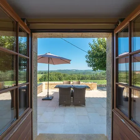 Domaine Des Grands Bois Privatise, 9 Chambres, 18 Personnes, Salle De Jeux, Piscine Panoramique Privee Et Chauffee Sergeac