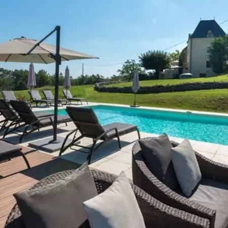 Holiday home Domaine Des Grands Bois Privatise, 9 Chambres, 18 Personnes, Salle De Jeux, Piscine Panoramique Privee Et Chauffee Sergeac